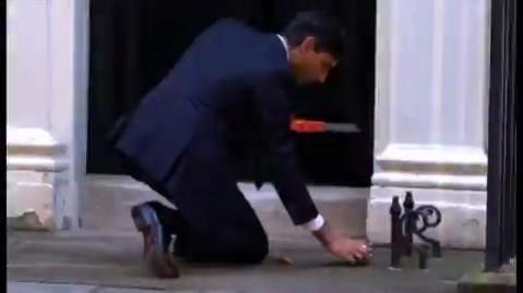 When Sunak celebrated Diwali at 11 Downing Street, took oath on the 'Bhagavad Gita' When Sunak celebrated Diwali at 11 Downing Street, took oath on the 'Bhagavad Gita'