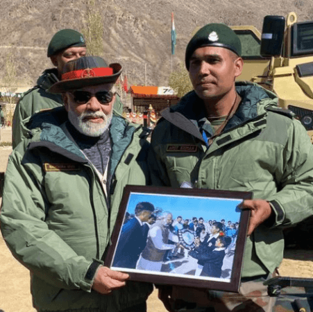 PM Modi with Army Major Amit at Kargil PM Modi with Army Major Amit at Kargil