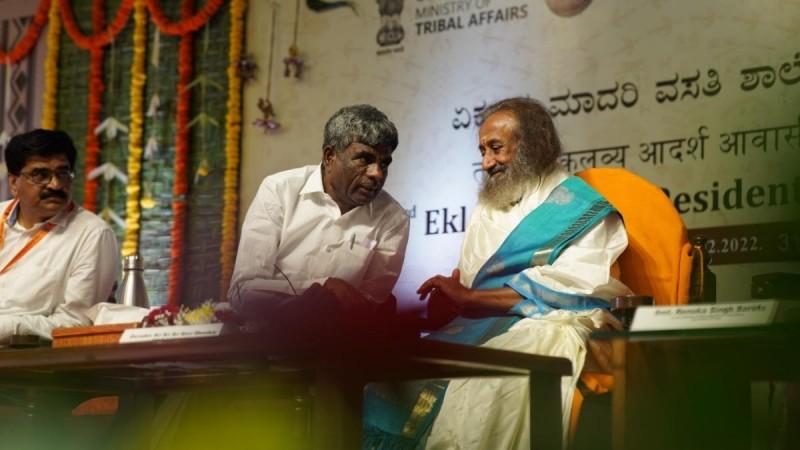 Gurudev listens to Kota Shrinivas Poojari speak Gurudev listens to Kota Shrinivas Poojari speak