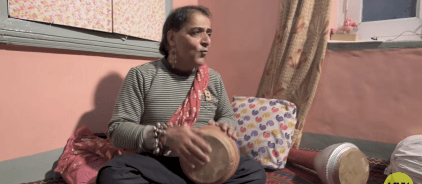Famous transgender Kashmiri singer Abdul Rashid using Tubaknari instrument while singing Reshma of Kashmir