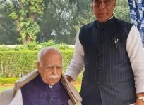 New Delhi: Union Defence Minister Rajnath Singh with BJP veteran leader Lal Krishna Advani on his birthday, in New Delhi on Tuesday, November 08, 2022.