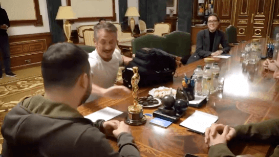 Sean Penn gives Ukrainian President his Oscar as a 'symbolic' gesture Sean Penn gives Ukrainian President his Oscar as a 'symbolic' gesture