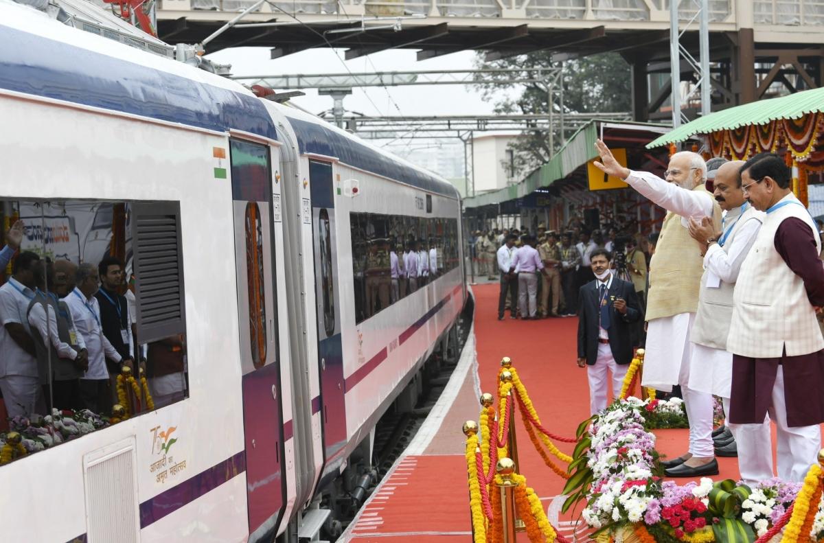 The Chennai-Mysuru Vande Bharat Express will boost connectivity as well as commercial activities. It will also enhance 'Ease of Living.' Glad to have flagged off this train from Bengaluru.