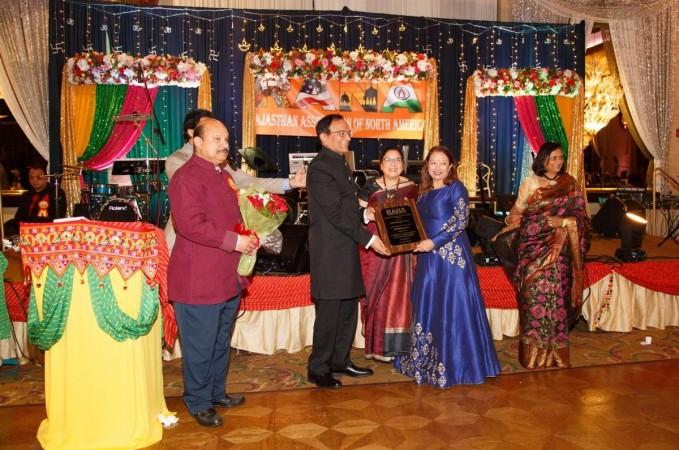 Rakesh Goenka of Canada being honoured by Rashi Bajaj, Canada RANA President Rakesh Goenka of Canada being honoured by Rashi Bajaj, Canada RANA President