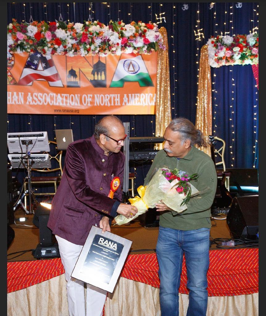 Prem Bhandari giving flowers to LP Pant, national head, Dainik Bhaskar