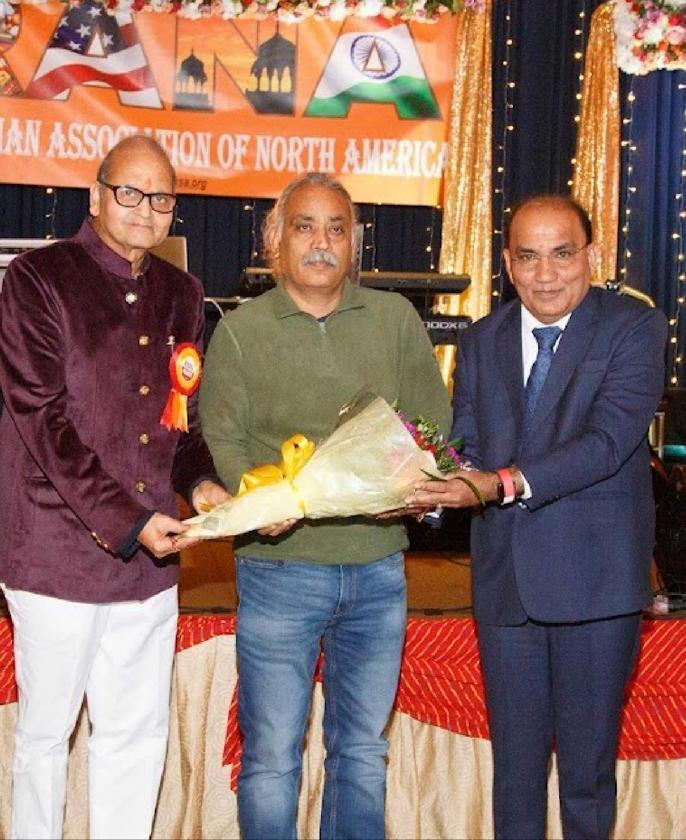 Prem Bhandari giving flowers to Dainik Bhaskar two national heads Om Gaur and LP pant