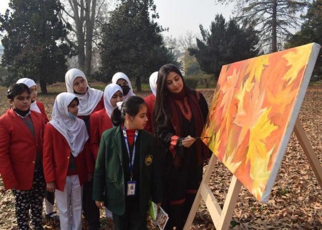 Artist Deepa Soni gives art demo to children Deepa Soni