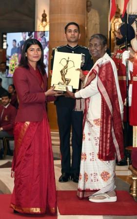 President Droupadi Murmu confers Arjuna Award 2022 to boxer Nikhat Zareen for her achievements in Boxing, at Rashtrapati Bhavan in New Delhi on Wednesday, November 30, 2022. President Droupadi Murmu confers Arjuna Award 2022 to boxer Nikhat Zareen