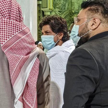 srk performs umrah