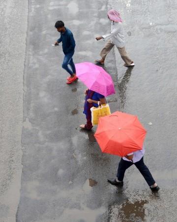 Bengaluru: People use umbrellas during light rainfall, in Bengaluru on Thursday, Nov. 24, 2022 Bengaluru: People use umbrellas during light rainfall, in Bengaluru on Thursday, Nov. 24, 2022