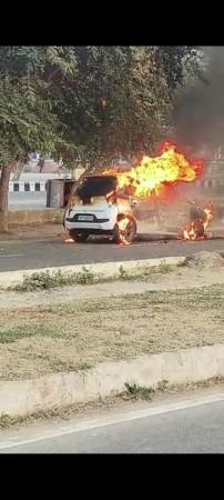 Car caught fire, driver saved his life by jumping. Car caught fire, driver saved his life by jumping.