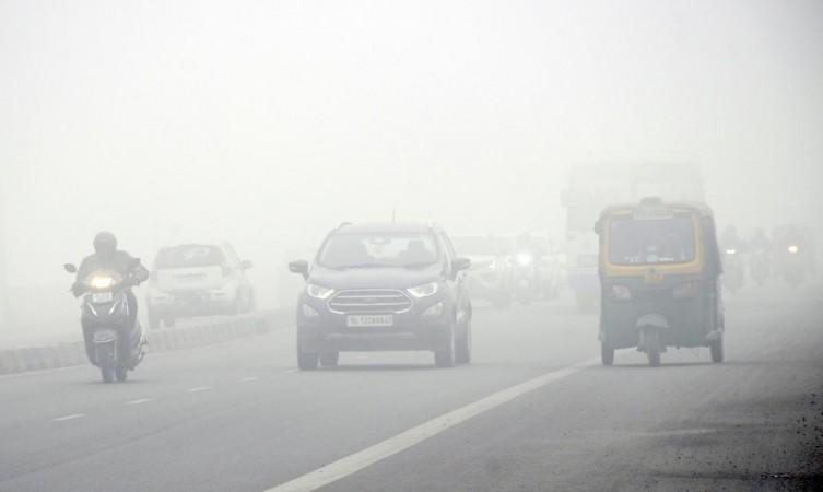 New Delhi: Traffic moving amid dense fog on a cold day, in New Delhi on Monday, December 19, 2022. (Photo: Qamar Sibtain/IANS) delhi fog