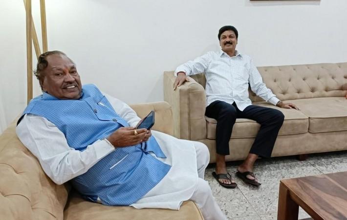 Bengaluru : BJP Former Ministers and MLAs Ramesh Jarakiholi and KS Eshwarappa during a meeting at Sambra Airport, in Belagavi on Monday, December 19, 2022. (Photo:IANS) Ramesh Jarakiholi and KS Eshwarappa