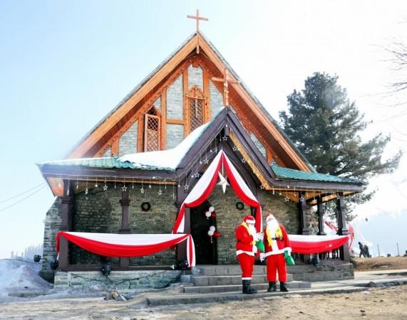 Local Muslims join Christmas celebrations in J&K's Srinagar Local Muslims join Christmas celebrations in J&K's Srinagar