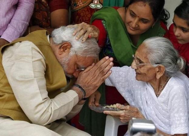 pm modi ji with mother