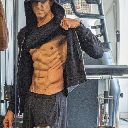 Hrithik Roshans Chiseled Eight-Pack Abs Break The Internet Fans Say Bohot  Hard at 48