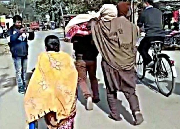 Man carrying mother's body on shoulder in Bengal's Jalpaiguri shocks people Man carrying mother's body on shoulder in Bengal's Jalpaiguri shocks people