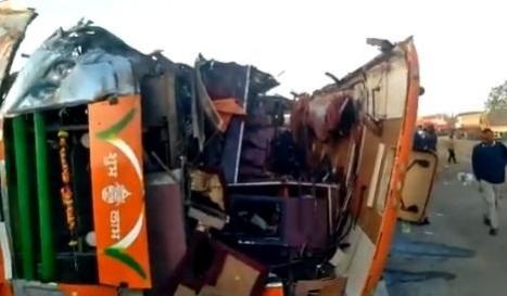 10 killed in bus-truck accident in Maha, CM orders probe 10 killed in bus-truck accident in Maha, CM orders probe