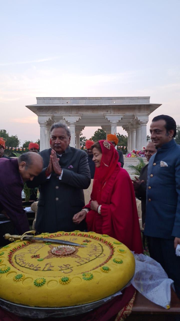 Maharaj Gaj Singh celebrates 75th birthday at Baradari of Umaid Bhawan Palace. A special 75-kg peda gifted by RANA President Prem Bhandari