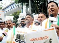 War over corruption in K'taka: Cong stages protest, BJP lodges complaint against Siddaramaiah