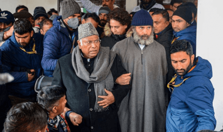 Rahul Gandhi wearing Kashmiri Pheran