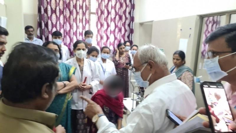 Acid attack on minor girl; Karnataka Minister Halappa Achar meets the victim. Acid attack on minor girl; Karnataka Minister Halappa Achar meets the victim.