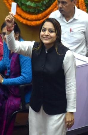 New Delhi: AAP MCD mayoral candidate Shelly Oberoi casts her vote for the MCD Mayor at Civic Centre in New Delhi on Wednesday, Feb. 22, 2023. New Delhi: AAP MCD mayoral candidate Shelly Oberoi casts her vote for the MCD Mayor.