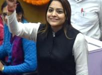 New Delhi: AAP MCD mayoral candidate Shelly Oberoi casts her vote for the MCD Mayor.