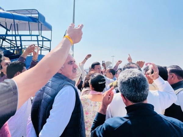 Delhi Police stop Pawan Khera from boarding Raipur flight Delhi Police stop Pawan Khera from boarding Raipur flight