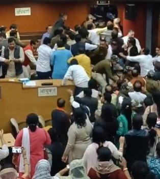MCD Ruckus: Mayor stops recounting, councillors trade blows in House MCD Ruckus: Mayor stops recounting, councillors trade blows in House