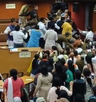 MCD Ruckus: Mayor stops recounting, councillors trade blows in House MCD Ruckus: Mayor stops recounting, councillors trade blows in House