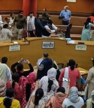 MCD Ruckus: Mayor stops recounting, councillors trade blows in House MCD Ruckus: Mayor stops recounting, councillors trade blows in House