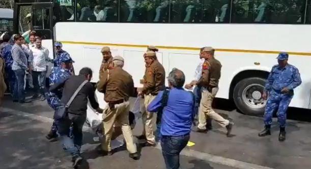 Sanjay Singh, Gopal Rai & Saurabh Bharadwaj among 50 AAP leaders detained Sanjay Singh, Gopal Rai & Saurabh Bharadwaj among 50 AAP leaders detained