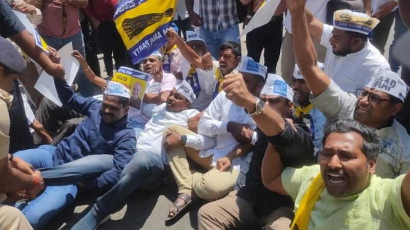 K'taka AAP protests in front of BJP office in Bengaluru condemning Sisodia's arrest. K'taka AAP protests in front of BJP office in Bengaluru condemning Sisodia's arrest.