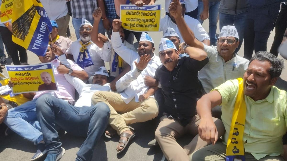 K'taka AAP Workers Protest At BJP Office In B'luru Condemning Sisodia's ...