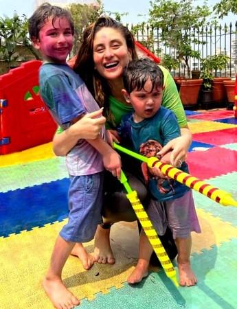 Kareena celebrates Holi with Taimur, Jehangir but misses Saif Kareena celebrates Holi with Taimur, Jehangir but misses Saif