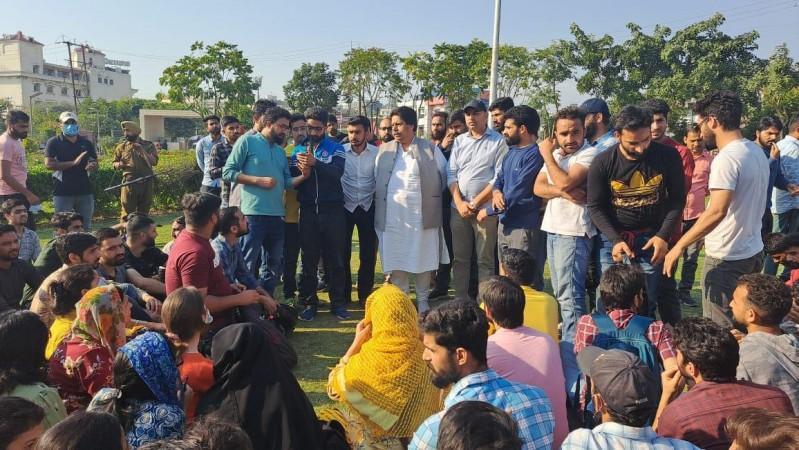 Protesting job aspirants meeting with Congress leader Raman Bhalla Protesting job aspirants