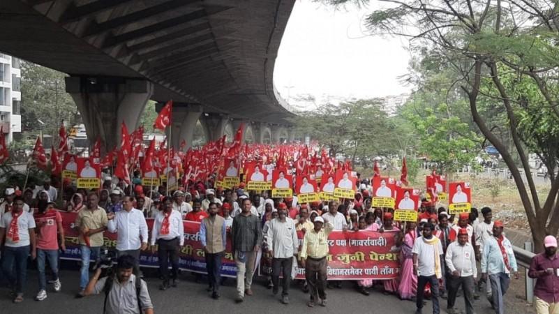 Maha farmers spurn CM's dole, start Nashik-Mumbai 'long march'