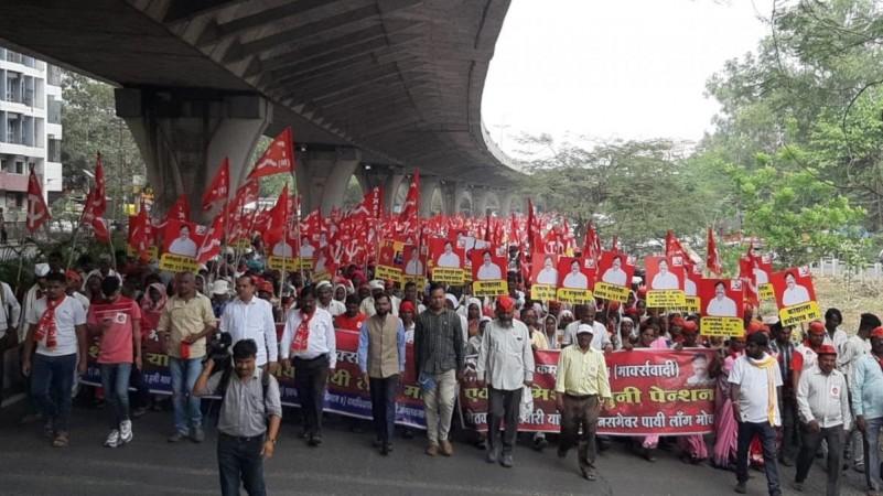 Maha farmers spurn CM's dole, start Nashik-Mumbai 'long march' Maha farmers spurn CM's dole, start Nashik-Mumbai 'long march'