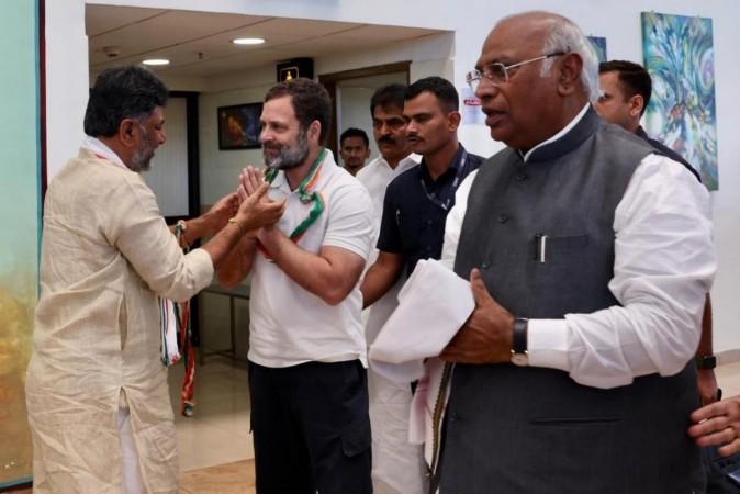 Rahul Gandhi, Kharge arrive in K'taka, to address public rally Rahul Gandhi, Kharge arrive in K'taka, to address public rally (Ld)
