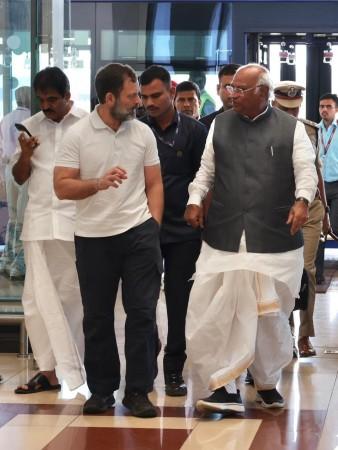 Rahul Gandhi, Kharge arrive in K'taka, to address public rally Rahul Gandhi, Kharge arrive in K'taka, to address public rally