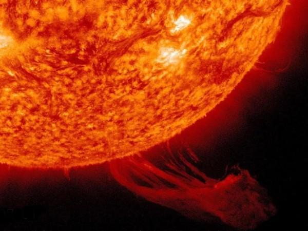 Sun storms Mercury with a plasma wave. Sun storms Mercury with a plasma wave.