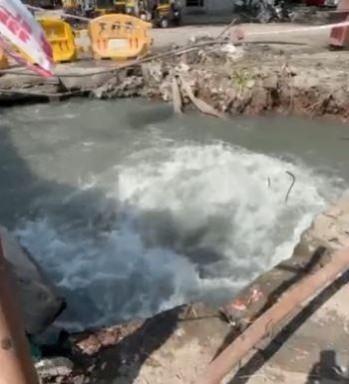 Mumbai's main water pipelines burst, half the city to suffer water cuts A major water main pipeline was damaged and burst during the construction of a water culvert near the Mulund Octroi Checkpost in Mumbai on Monday afternoon, the BMC Disaster Control said.