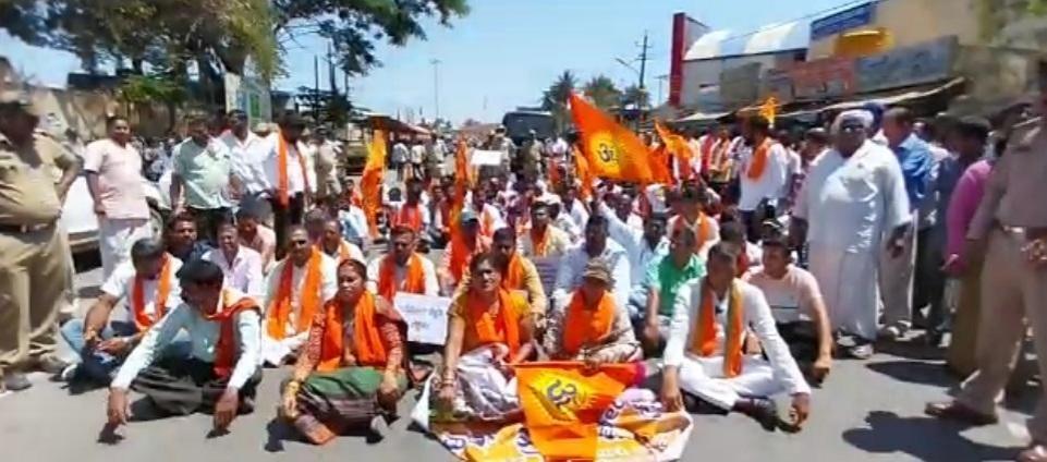 Protest against Quran recitation in K'taka district; Hindu activists lathi-charged Protest against Quran recitation in K'taka district; Hindu activists lathi-charged