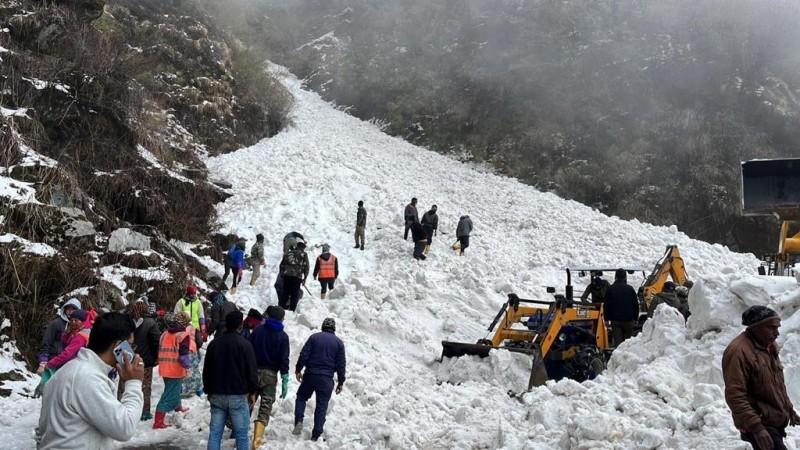 Army rescues 350 tourists stranded in Sikkim after sudden snowfall Army rescues 350 tourists stranded in Sikkim after sudden snowfall