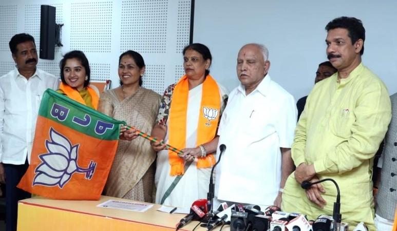 Veteran Congress leader Kagodu Thimmappa's daughter joins BJP in K'taka Veteran Congress leader Kagodu Thimmappa's daughter joins BJP in K'taka