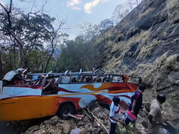 12 killed as private bus crashes into gorge on Mumbai-Pune Highway . 12 killed as private bus crashes into gorge on Mumbai-Pune Highway .