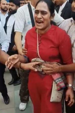 Firing in Delhi's Saket court, woman injured. Firing in Delhi's Saket court, woman injured