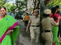 After Sharmila, her mother Vijayamma too slaps cop (Ld)