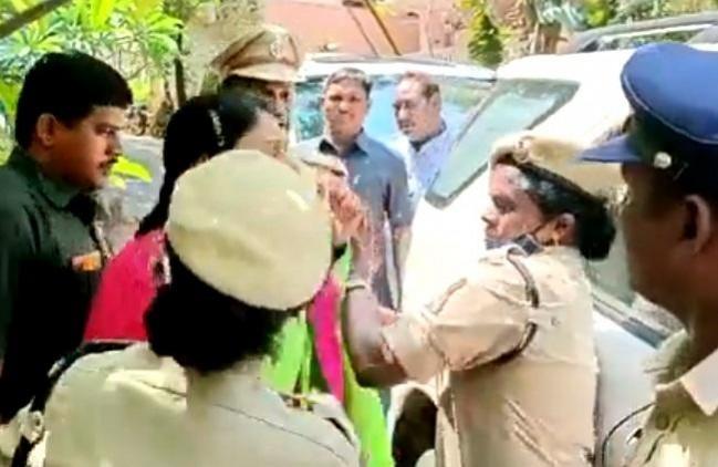 After Sharmila, her mother Vijayamma too slaps cop After Sharmila, her mother Vijayamma too slaps cop
